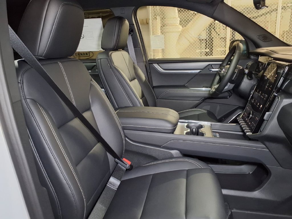 Used 2026 GMC Acadia Elevation w/ Elevation Premium Package FWD image 6