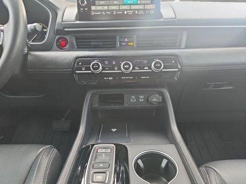 Used 2025 Honda Pilot Touring image 3