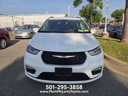 Used 2021 Chrysler Pacifica Touring FWD image 2
