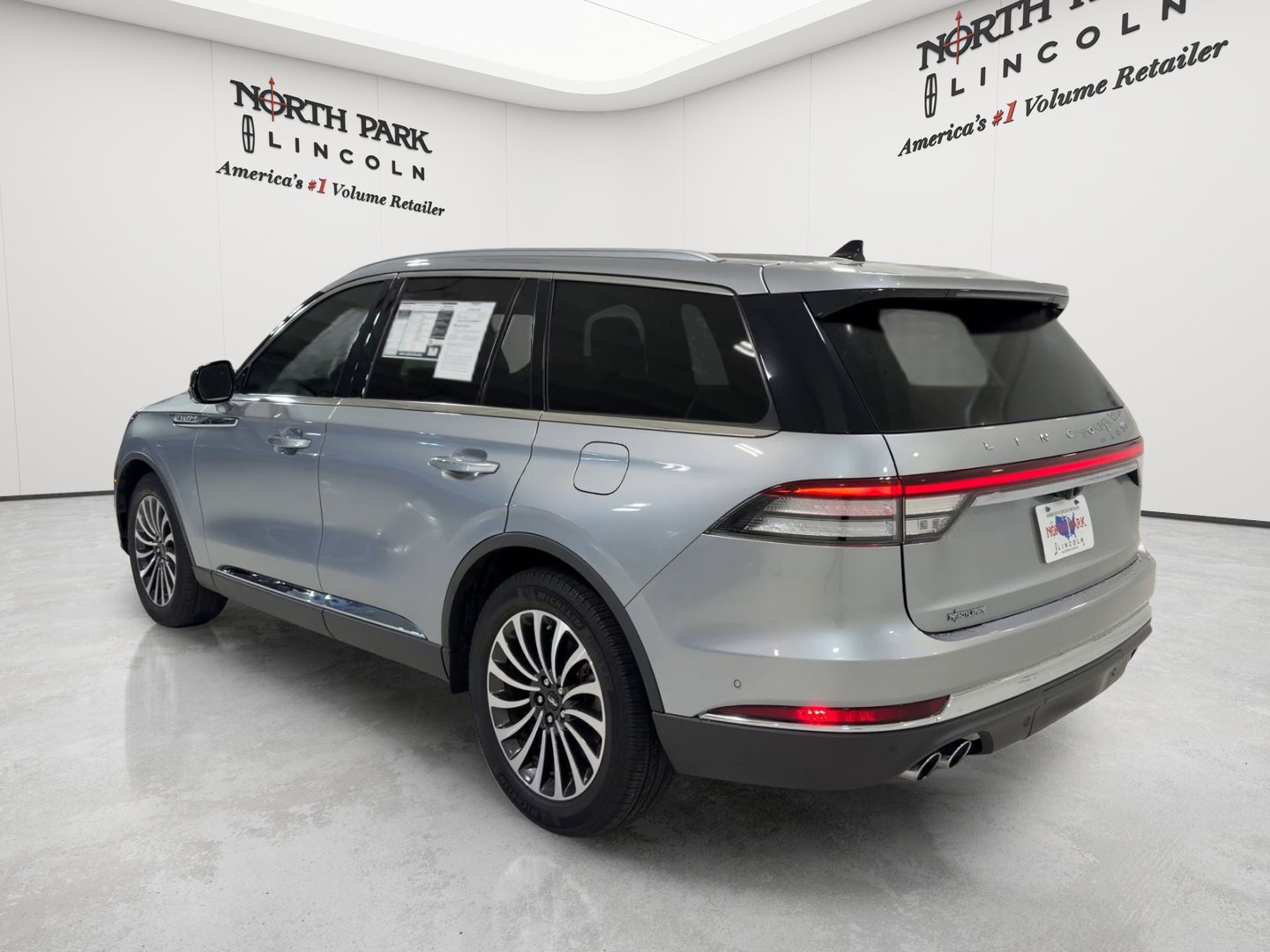 Used 2023 Lincoln Aviator Reserve w/ Class IV Trailer Tow Package RWD image 7