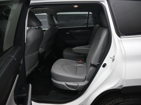 Used 2022 Toyota Highlander Limited FWD image 19