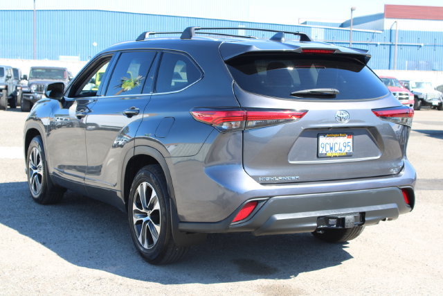 Used 2022 Toyota Highlander XLE FWD image 3