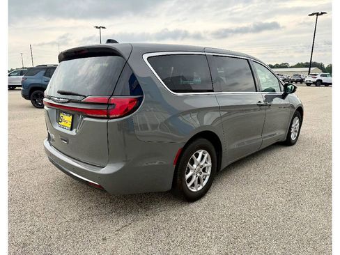 Used 2023 Chrysler Pacifica Touring-L image 4