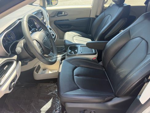 Used 2024 Chrysler Pacifica Touring-L FWD image 27