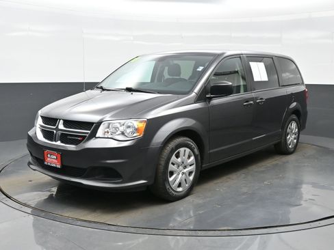Used 2018 Dodge Grand Caravan SE w/ UConnect Hands-Free Group image 2