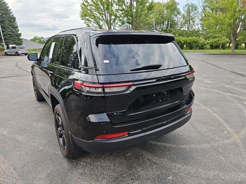 Used 2025 Jeep Grand Cherokee Altitude AWD/4WD image 3
