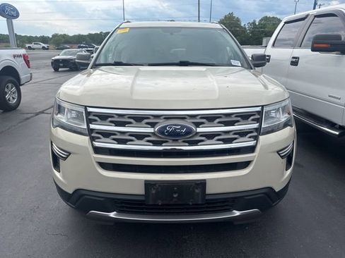 Used 2018 Ford Explorer XLT FWD image 2