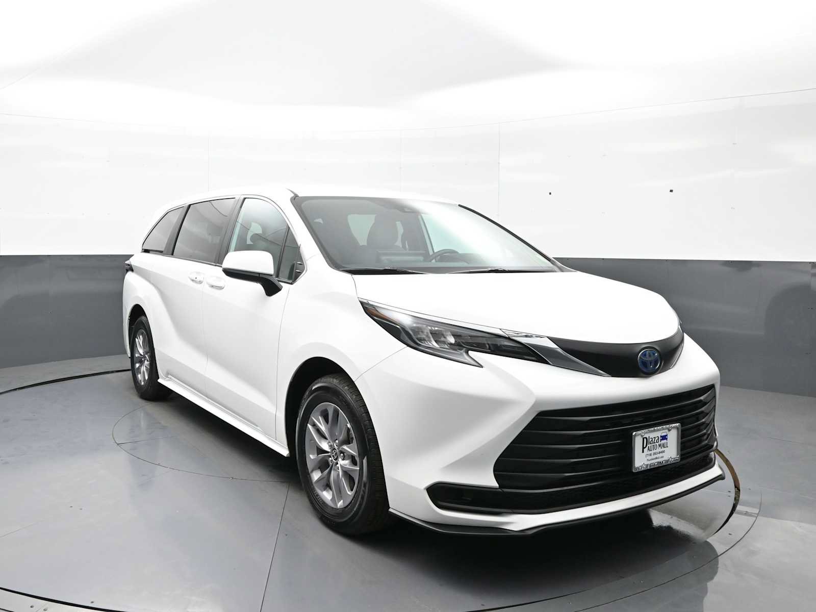 Certified 2025 Toyota Sienna LE FWD image 2