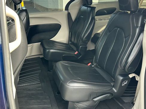Used 2017 Chrysler Pacifica Touring-L FWD image 13