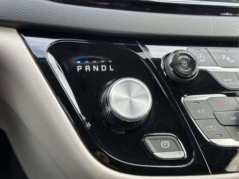 Used 2024 Chrysler Pacifica Touring-L image 6