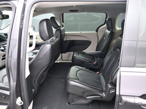 Used 2023 Chrysler Pacifica Touring-L image 16