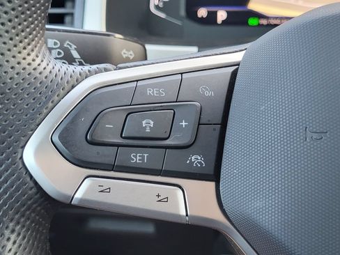 Used 2022 Volkswagen Atlas Cross Sport SEL R-Line AWD/4WD image 19