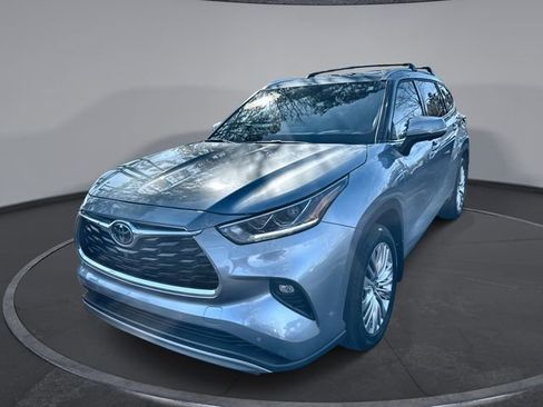 Used 2024 Toyota Highlander Platinum image 1