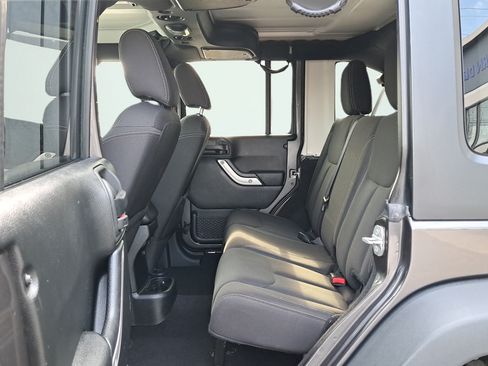 Used 2017 Jeep Wrangler Unlimited Rubicon w/ Connectivity Group AWD/4WD image 10