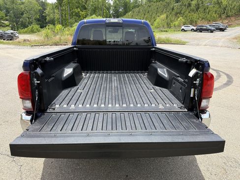 Used 2022 Toyota Tacoma SR5 AWD/4WD image 18