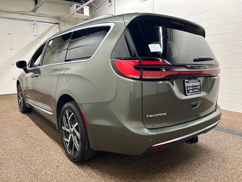 New 2027 Chrysler Pacifica Pinnacle w/ Theater Group AWD/4WD image 4