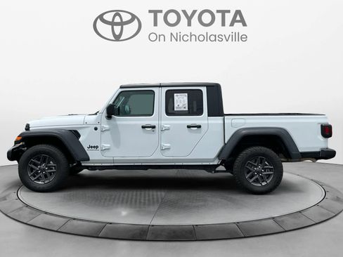 Used 2025 Jeep Gladiator Sport AWD/4WD image 3