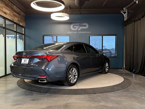 Used 2020 Toyota Avalon XLE w/ Moonroof Package image 3