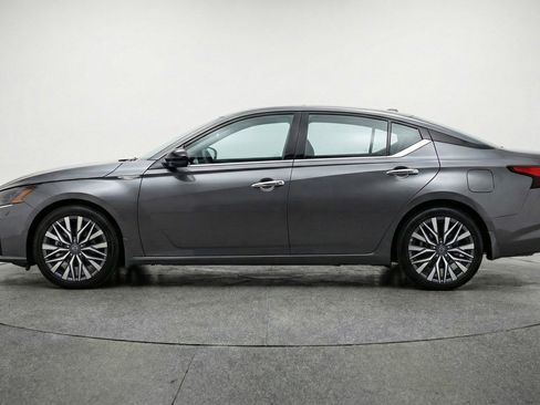 Used 2025 Nissan Altima 2.5 SV FWD image 5