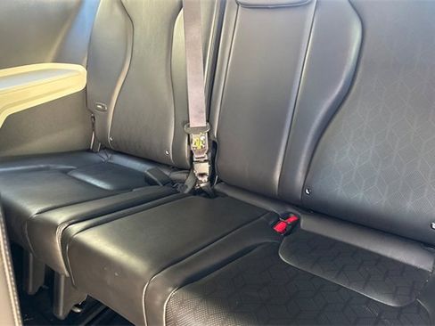 Used 2024 Kia Carnival LX image 18