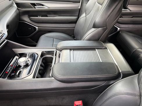 Certified 2025 Jeep Wagoneer Series III w/ Premium Group I AWD/4WD image 12