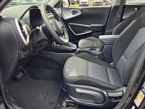 Used 2025 Kia Soul LX w/ LX Technology Package FWD image 5