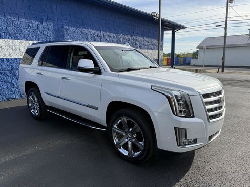 Used 2019 Cadillac Escalade Luxury AWD/4WD image 3