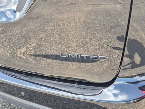 Certified 2025 Chrysler Pacifica Limited FWD image 10