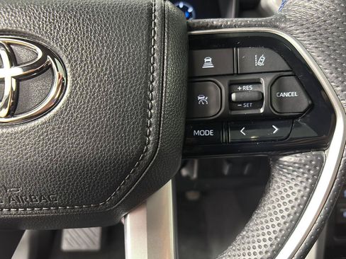 Used 2025 Toyota Sequoia Platinum AWD/4WD image 31
