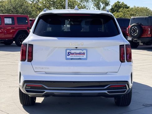 Used 2023 Kia Sorento S image 5