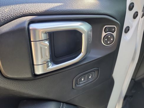 Used 2018 Jeep Wrangler Unlimited Sahara image 19