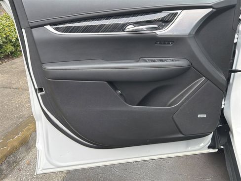 Used 2023 Cadillac XT6 Premium Luxury image 10