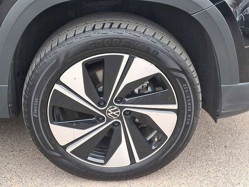 Used 2024 Volkswagen Taos SE image 25