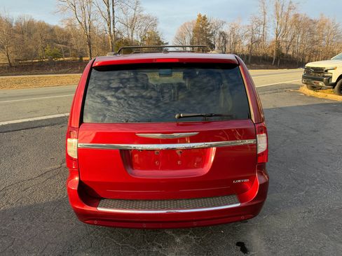 Used 2011 Chrysler Town & Country Limited image 6