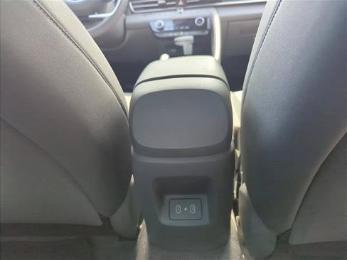 Used 2024 Hyundai Elantra SEL FWD image 19