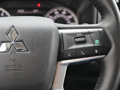 Used 2025 Mitsubishi Outlander SE image 12