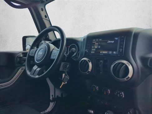 Used 2015 Jeep Wrangler Unlimited Rubicon w/ Connectivity Group AWD/4WD image 28