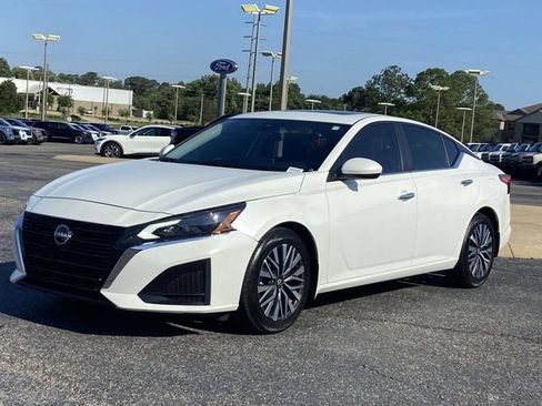 Used 2024 Nissan Altima 2.5 SV w/ SV Premium Package FWD image 5