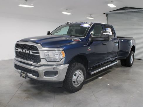 Used 2024 RAM 3500 Tradesman w/ Chrome Appearance Group AWD/4WD image 4