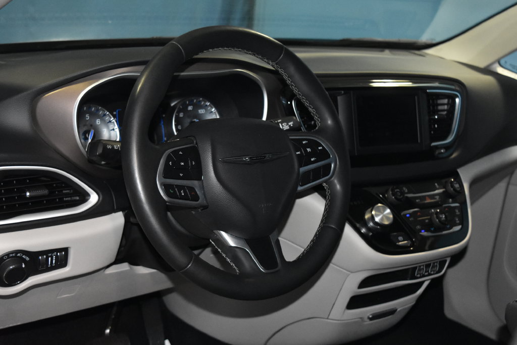 Used 2023 Chrysler Voyager LX FWD image 2