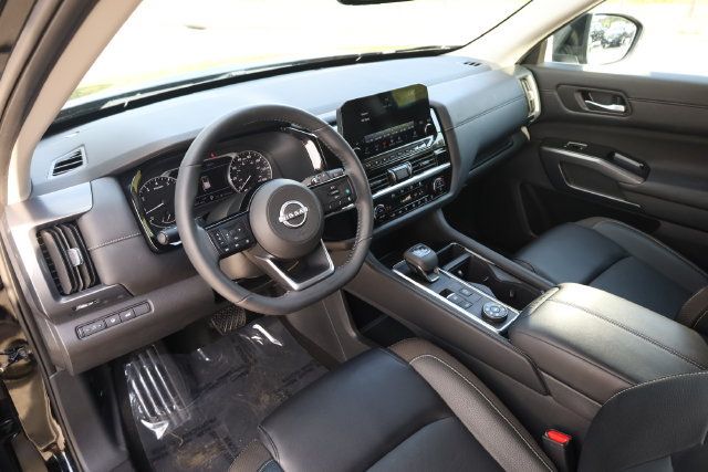 Used 2024 Nissan Pathfinder SL AWD/4WD image 12
