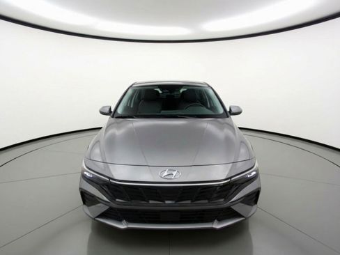 Used 2025 Hyundai Elantra Limited FWD image 2