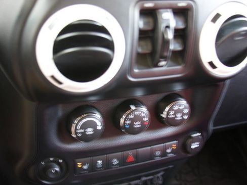 Used 2015 Jeep Wrangler Unlimited Sahara AWD/4WD image 35