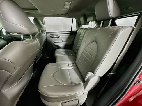 Used 2023 Toyota Highlander XLE FWD image 30