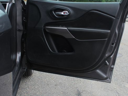 Used 2019 Jeep Cherokee Limited image 18