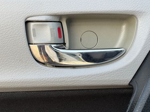 Used 2018 Toyota Corolla LE w/ Carpet Mat Package (TMS) FWD image 8