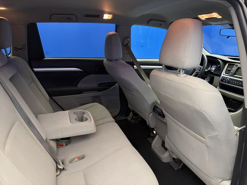 Used 2019 Toyota Highlander LE FWD image 24