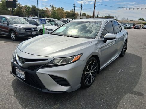 Used 2020 Toyota Camry SE FWD image 3