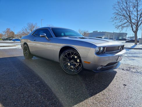 Used 2014 Dodge Challenger R/T image 2
