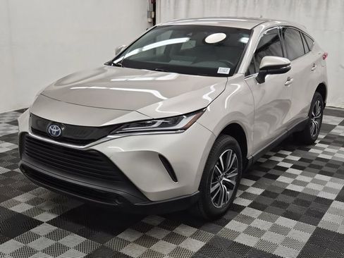 Used 2023 Toyota Venza LE image 3